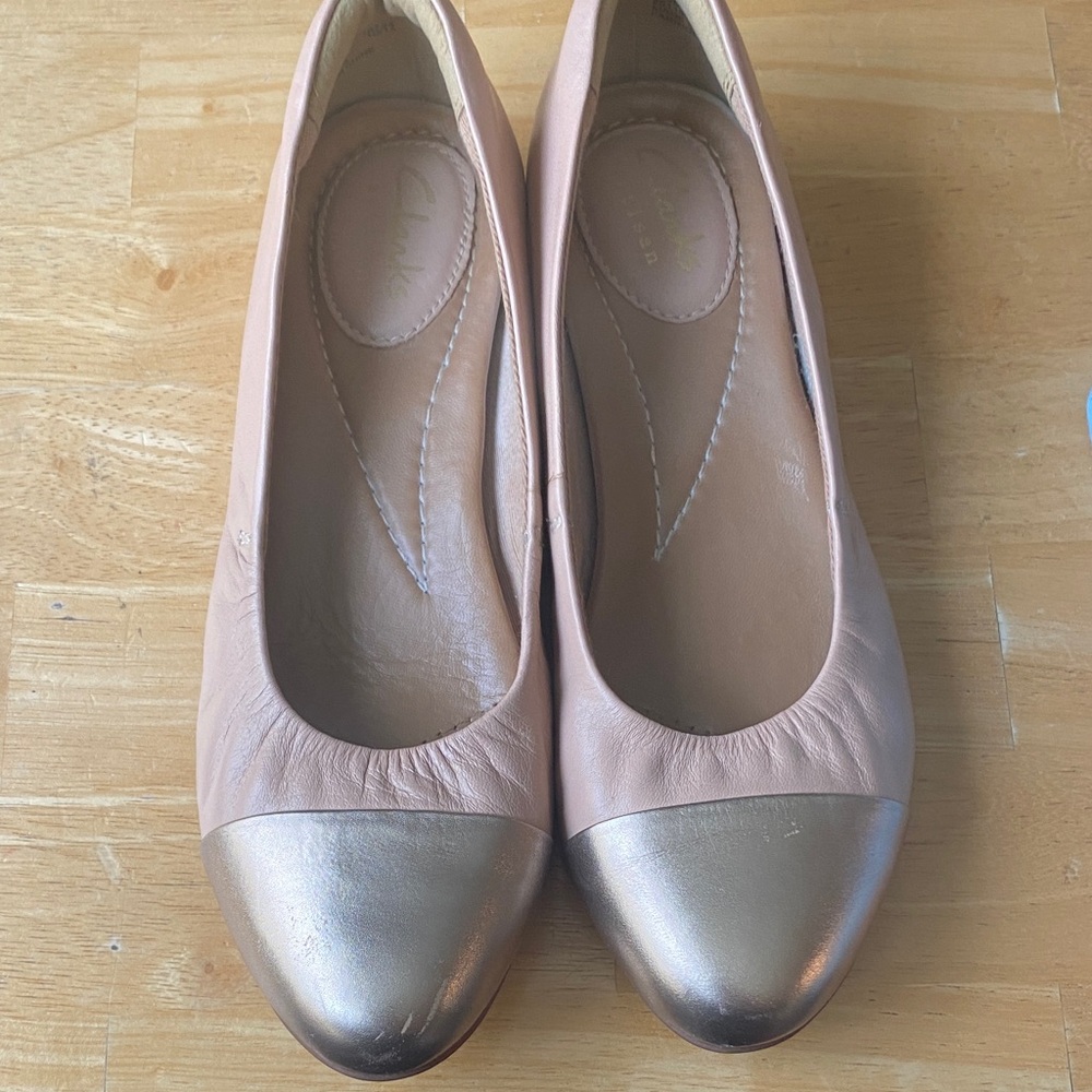 Elegant Women's Tan and Gold Flats